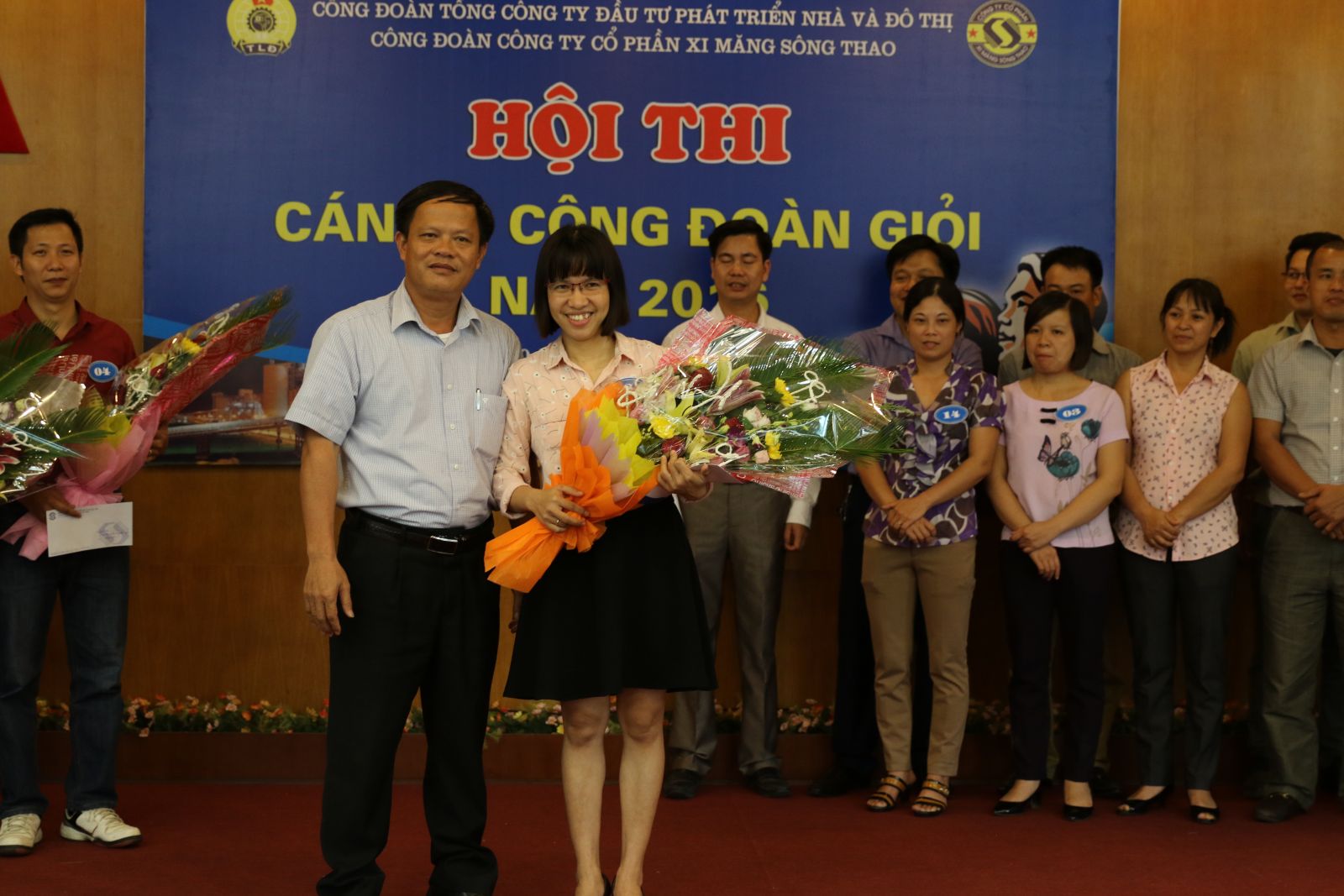 Đ/c Triệu Quang Công, Chủ tịch Công đoàn, Trưởng BTC hội thi trao giải cho thí sinh đạt giải nhất